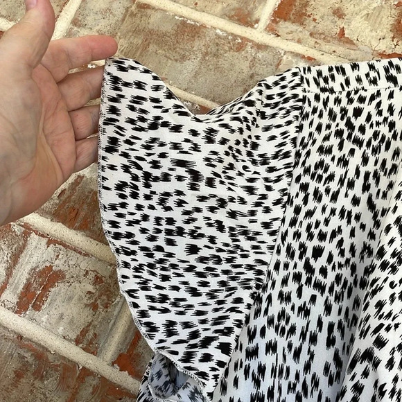 Shein Curve Clasi Black White Print Flutter Sleeve Tie Front Peplum Blouse - Picture 4 of 9